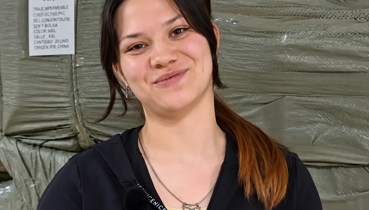 Michelle, de Plus Mayorista, en el depósito de la importadora y distribuidora mayorista de bazar, marroquinería, librería y bijouterie de Rosario que vende por mayor con su tienda B2B de VentasxMayor